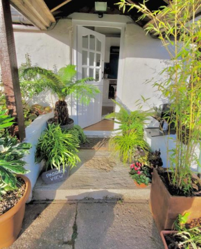 Idyllic Cornish Cottage, Superking bed, private garden dogs welcome